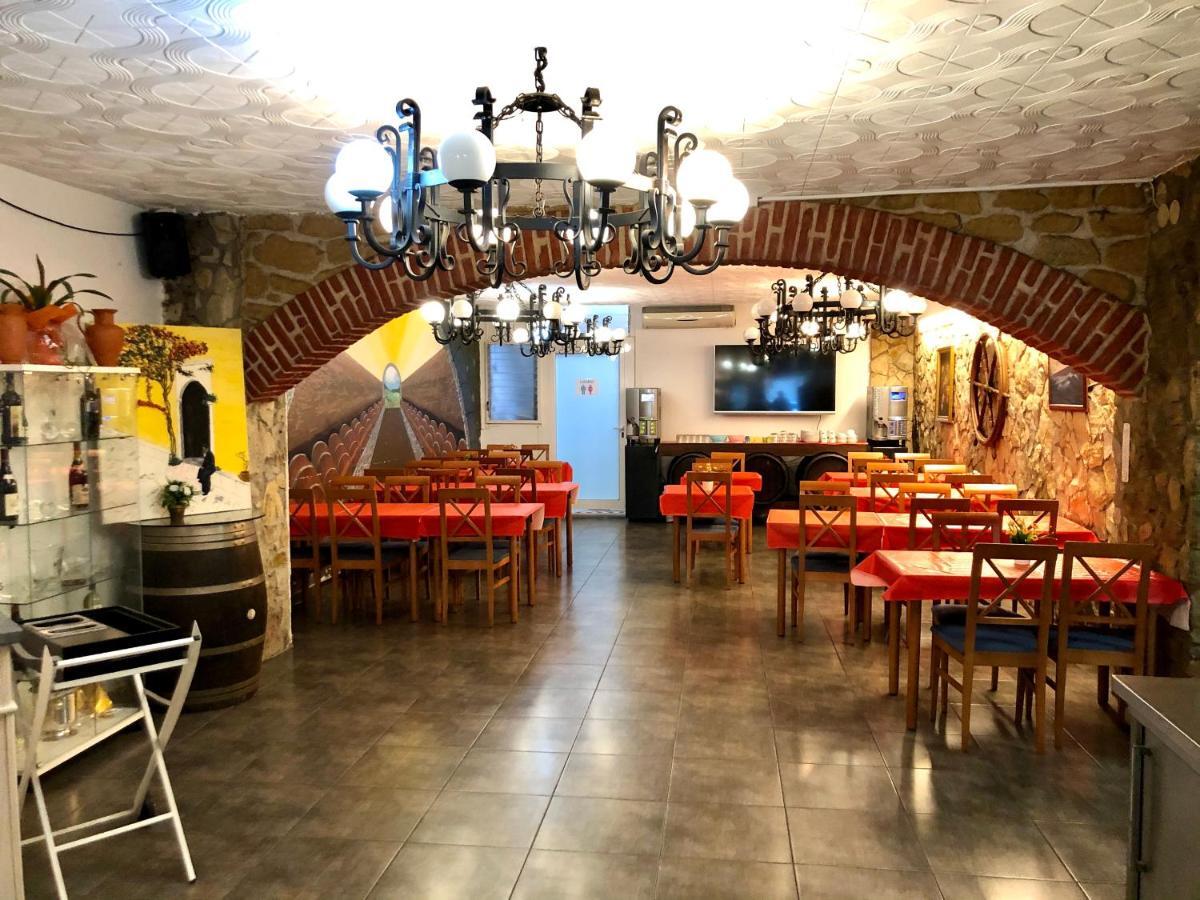 Hostal Univers Calella Exterior photo